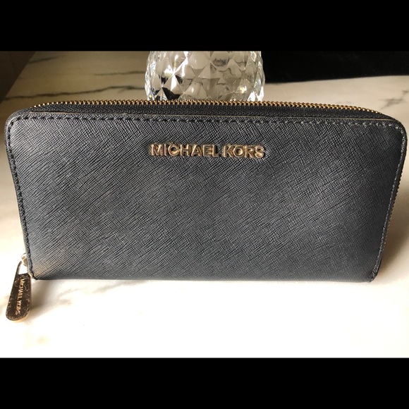 Michael Kors Handbags - Michael Kors Accordion Wallet